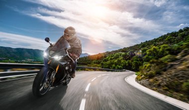 yolda motosiklet sürme. boş highw sürüş eğlenmek