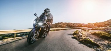 yolda motosiklet sürme. boş highw sürüş eğlenmek