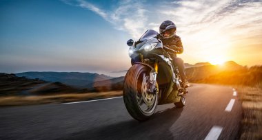 Sahil yolunda motosiklet sürerken. EMP sürerken eğleniyorum.