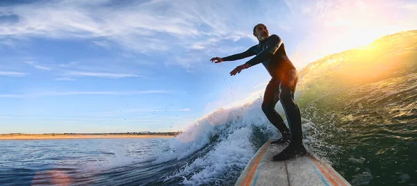 Maduro adulto sênior surfar em uma grande onda no oceano — Fotografia de Stock