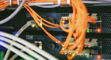 Bulut servis veri merkezinde titreyen lig gösteren sunucu birimleri