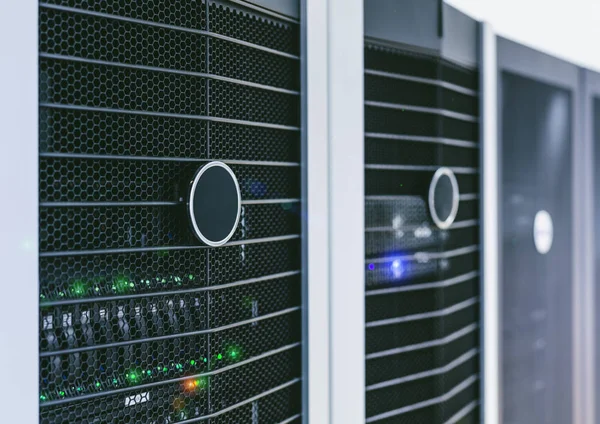 Server units in cloud service datacenter tonen flikkerende lig — Stockfoto