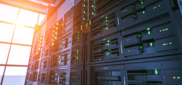 Server units in cloud service datacenter tonen flikkerende lig — Stockfoto