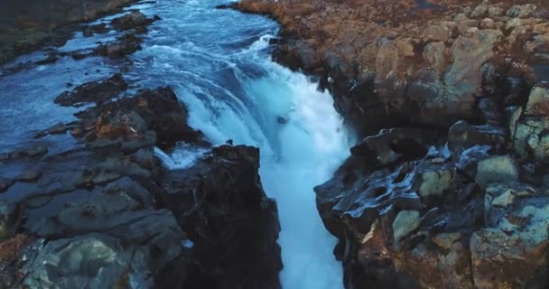 晴れた日に美しい魅力的なユニークな風景 滝を持つ有名なアイスランドの空中ショット 自然の旅行ブロガーやドキュメントのための素晴らしい4Kショット — ストック動画