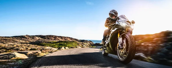 Motocicletă pe drumul de coastă. distractiv de conducere emp — Fotografie, imagine de stoc