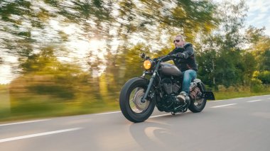Motosiklet binme yolda. Boş yol o sürme eğleniyor