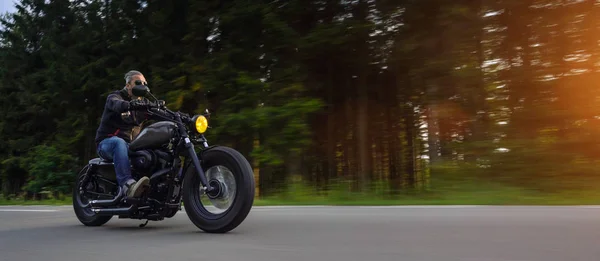 Moto en la carretera. divertirse montando el camino vacío o — Foto de Stock