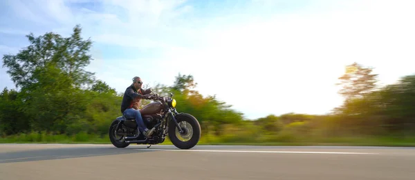 Moto en la carretera. divertirse montando el camino vacío o — Foto de Stock