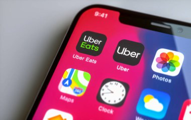 Uber ve Uber Eats uygulamalı Apple iPhone ekranda. Uber A 'dır.