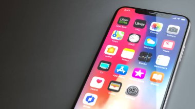 Uber ve Uber Eats uygulamalı Apple iPhone ekranda. Uber A 'dır.