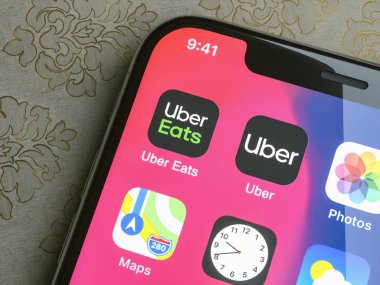 Uber ve Uber Eats uygulamalı Apple iPhone ekranda. Uber A 'dır.