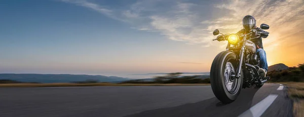 Yolda motosiklet sürme. boş highw sürüş eğlenmek — Stok fotoğraf