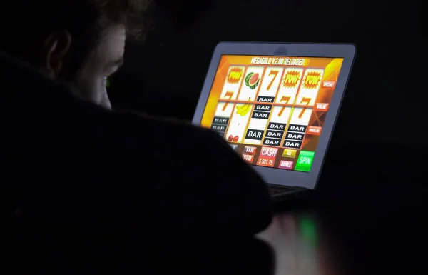 Spielsüchtiger Mann Mit Brille Vor Einem Online Casino Spielautomaten Laptop — Stockfoto