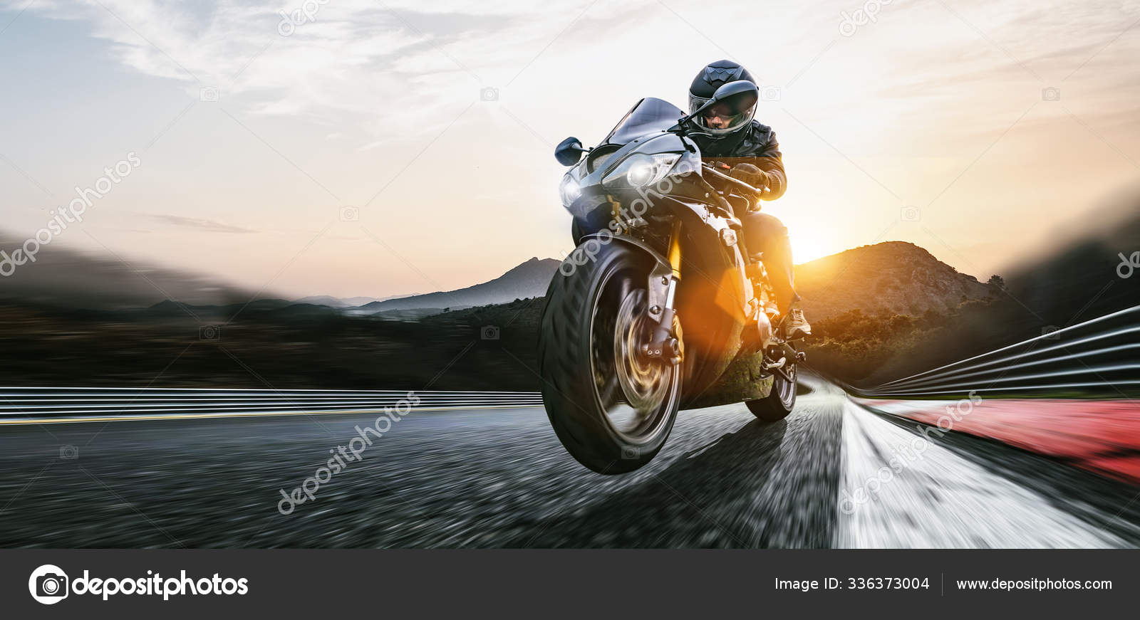 Moto de corrida rápida dirigindo fundo de pista de corrida com espaço de  cópia