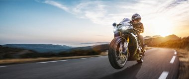 Sahil yolunda hızlı bir motosiklet. Bunu sürerken eğleniyorum.