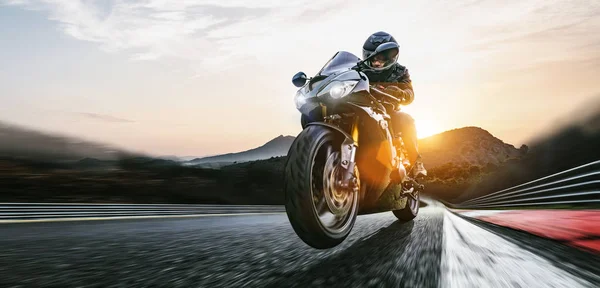 Moto rápido en la pista de carreras. divertirse conduciendo — Foto de Stock