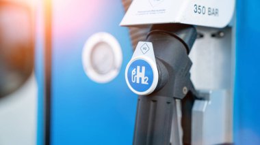 Benzin istasyonunda hidrojen logosu. emisyon için h2 yanmalı motor 