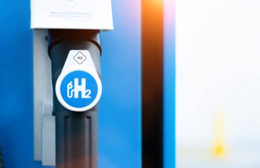 Aachen / Almanya - 31 Ocak 2020: benzin istasyonunda hidrojen logosu
