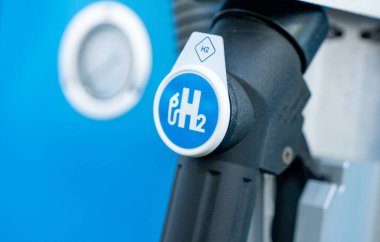 Aachen / Almanya - 31 Ocak 2020: benzin istasyonunda hidrojen logosu
