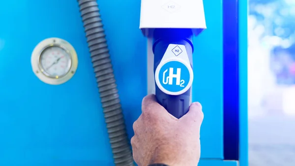 Logotipo de hidrogénio no distribuidor de combustível dos postos de gasolina. Combustão h2 — Fotografia de Stock