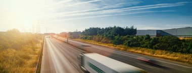 Karayolu üzerinde Kamyon ve araba Lots - ulaşım kavramı