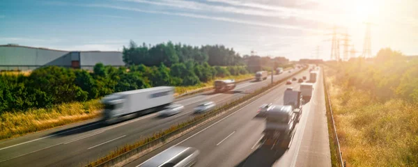 Veel trucks en auto's op een snelweg-transport concept — Stockfoto