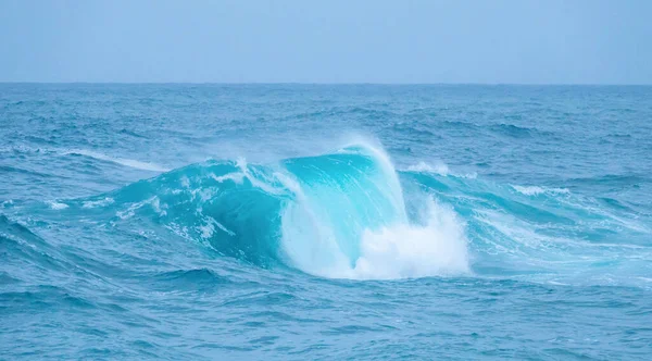 Grandi Onde Che Infrangono Sulla Costa Oceanica Durante Giorno Meteorologico — Foto Stock