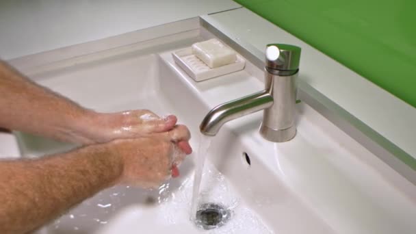 ウイルス感染を防ぐために手を洗う男と汚れた手をきれいに — ストック動画