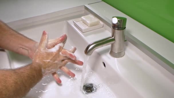 Человек Моет Руки Предотвратить Вирусную Инфекцию Чистые Грязные Руки — стоковое видео