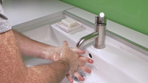 Чоловік Миє Руки Запобігання Вірусної Інфекції Очищення Брудних Рук — стокове відео