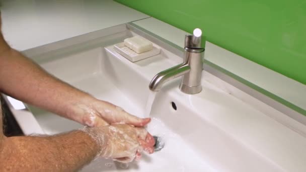 男子洗手以防止病毒感染及洗手 — 图库视频影像