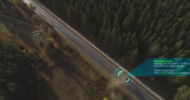 Helikopterde kendini gösteren kendi kendine araba kullanan kamyonların bir orman otobanında teknoloji asistanı ile araç kullanma bilgileri, detayları göstermesi. Görsel efekt klibi