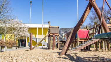 Terk Edilmiş Çocuklar çocuk parkı karantinada - kimse dışarıda oynamaz, kesinlikle yasaktır - sorunsuz izleme çekimi.