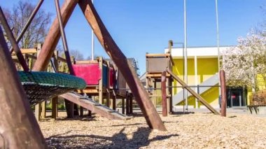 Terk Edilmiş Çocuklar çocuk parkı karantinada - kimse dışarıda oynamaz, kesinlikle yasaktır - sorunsuz izleme çekimi.