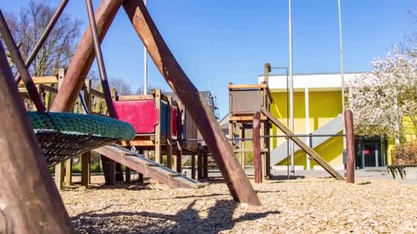 Parque Infantil Abandonado Cuarentena Nadie Jugando Aire Libre Estrictamente Prohibido — Vídeo de stock