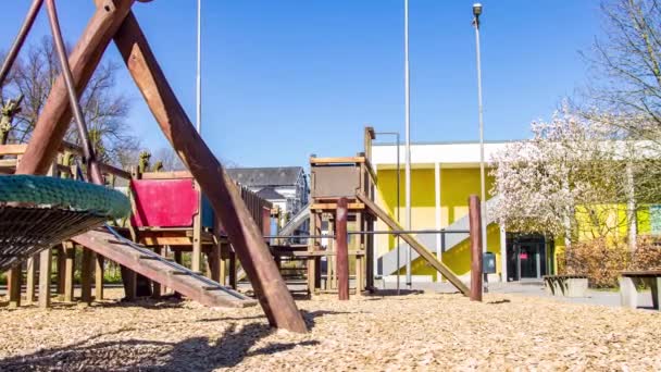 Verlassener Kinderspielplatz Quarantäne Niemand Spielt Draußen Strikt Verboten Reibungslose Kamerafahrt — Stockvideo