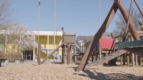 Verlassener Kinderspielplatz Quarantäne Niemand Spielt Draußen Strikt Verboten Reibungslose Kamerafahrt — Stockvideo