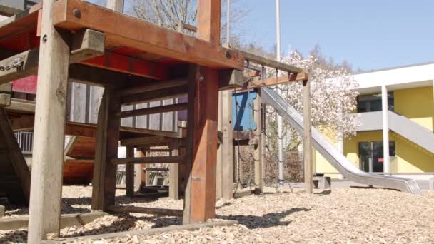 Verlassener Kinderspielplatz Quarantäne Niemand Spielt Draußen Strikt Verboten Reibungslose Kamerafahrt — Stockvideo