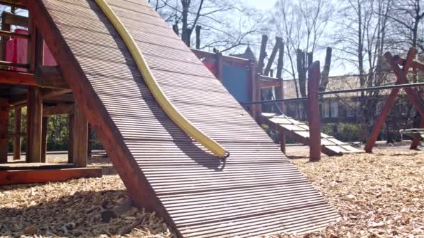 Aire Jeux Pour Enfants Abandonnée Quarantaine Personne Joue Extérieur Strictement — Video