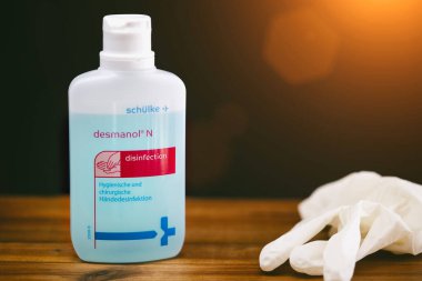 Coronavirüs COVID 19 ve SARS enfeksiyonlarını önlemek için kullanılan bir şişe el dezenfektanı.