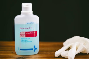 Coronavirüs COVID 19 ve SARS enfeksiyonlarını önlemek için kullanılan bir şişe el dezenfektanı.