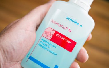 Coronavirüs COVID 19 ve SARS enfeksiyonlarını önlemek için kullanılan bir şişe el dezenfektanı.