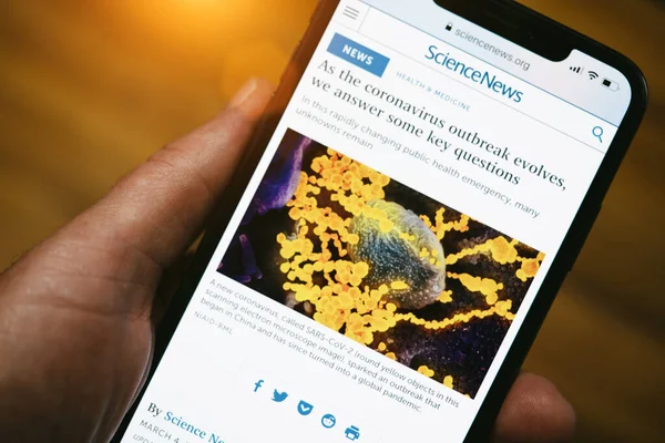 Ekran Iphone Jabłko Zawartością Science News Strona Internetowa Pokazująca Mikrograf — Zdjęcie stockowe