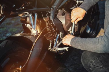 Tamirci tamirhanede Motosiklet üzerinde çalışıyor. Tamir servisi. otantik yakın çekim