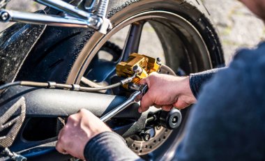 Tamirci tamirhanede Motosiklet üzerinde çalışıyor. Tamir servisi. otantik yakın çekim