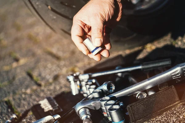 Mecánico Trabajando Motocycle Garaje Mecánico Servicio Reparación Disparo Primer Plano — Foto de Stock