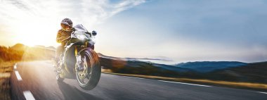 Sahil yolunda hızlı motosiklet sürüşü. Motosiklet turunda boş otoyolu sürerken eğleniyorum. bireysel metniniz için kopyalama alanı.