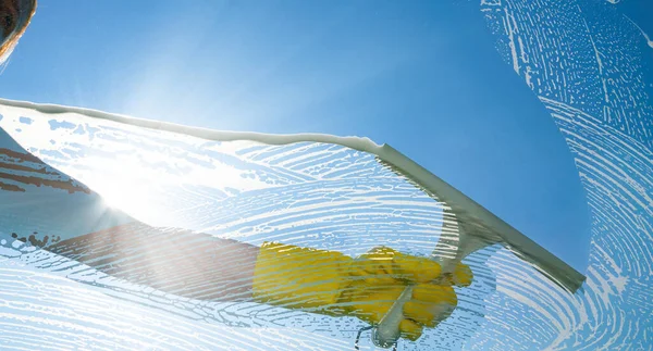 Fönster Rengöringsfönster Med Klämma Och Torka Solig Dag — Stockfoto