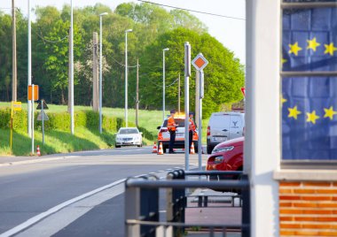 Aachen, Almanya - 23 Nisan 2020: Covid-19 Corona seyahat kısıtlamaları nedeniyle Almanya 'nın Belçika sınırındaki silahlı sınır denetimi. 