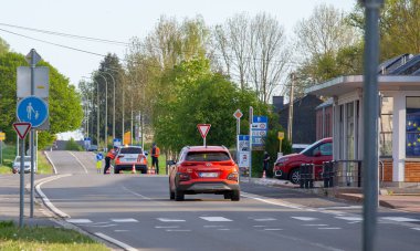 Aachen, Almanya - 23 Nisan 2020: Covid-19 Corona seyahat kısıtlamaları nedeniyle Almanya 'nın Belçika sınırındaki silahlı sınır denetimi. 